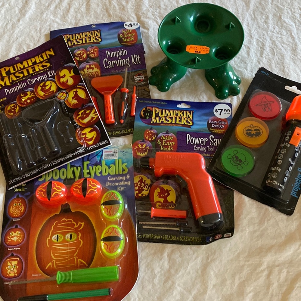 Halloween 🎃 carving kit and stand. Projector flashlight
